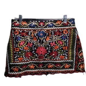 Beautiful Fully embroidered mini skirt w/ floral pattern